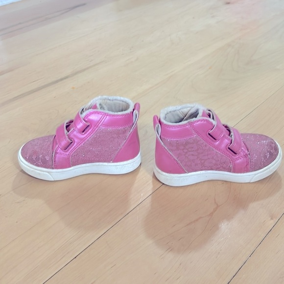 Toddler UGGs size 7 - Picture 2 of 5